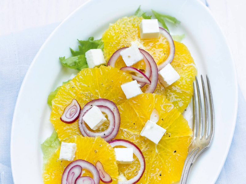 Appelsiini-sipulisalaatti