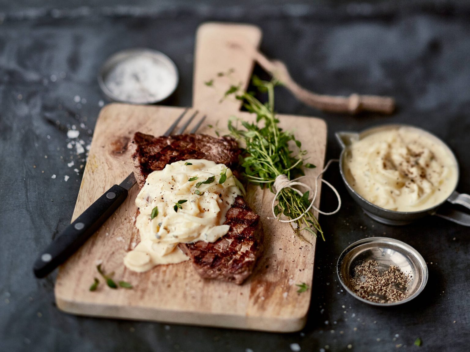 Naudan ulkofileepihvit ja sipulinen AURA kastike Valio