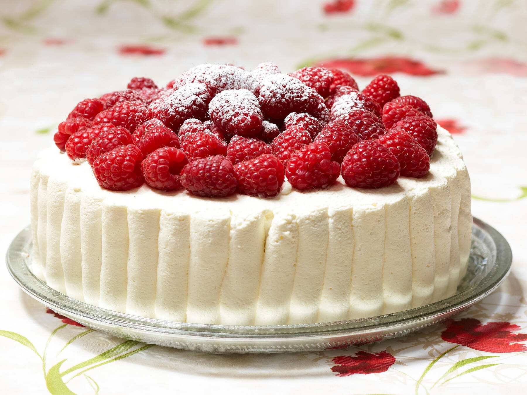 Vadelmakermakakku Valio Aimo