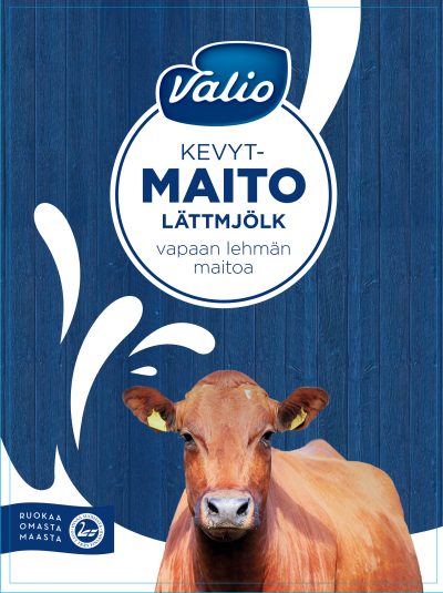 Kuvattu tarra, jossa näkyy ruskea lehmä ja taustalla puuseinä ja teksti Valio Kevytmaito, vapaan lehmän maitoa.