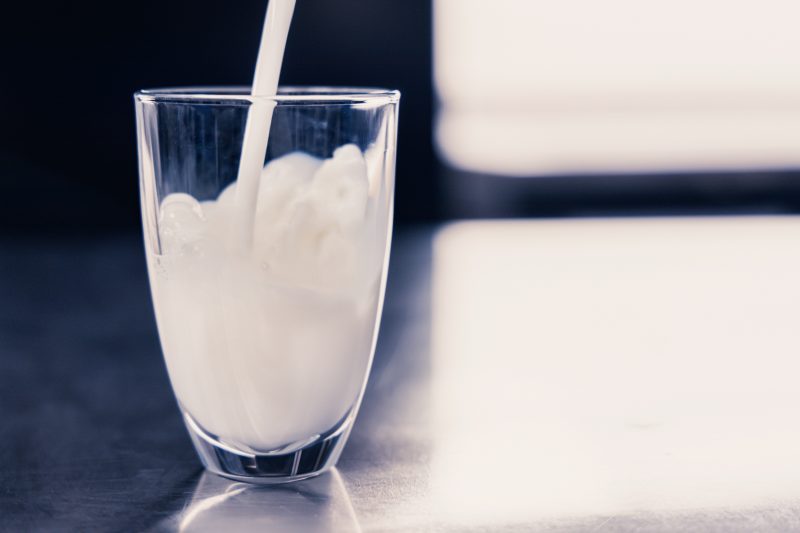 Kuvassa lasiin kaadetaan valkoista maitoa. Kuvalla halutaan kertoa novobox maidosta, joka on tilavuudeltaan isossa pahvilaatikossa.