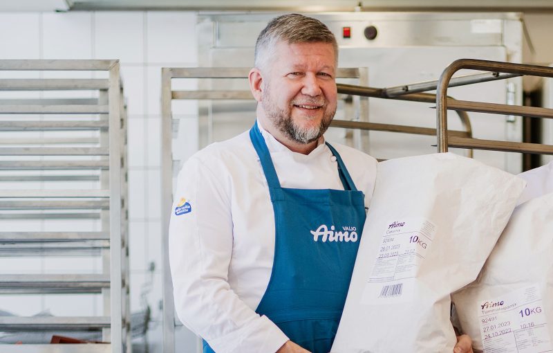 Leipomokonsultti Mika Parviainen keittiössä jauhosäkki kädessä.