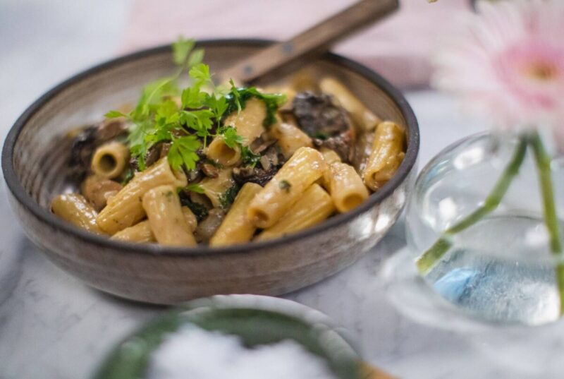 Krämig pasta med jordärtskocka, grönkål och svamp