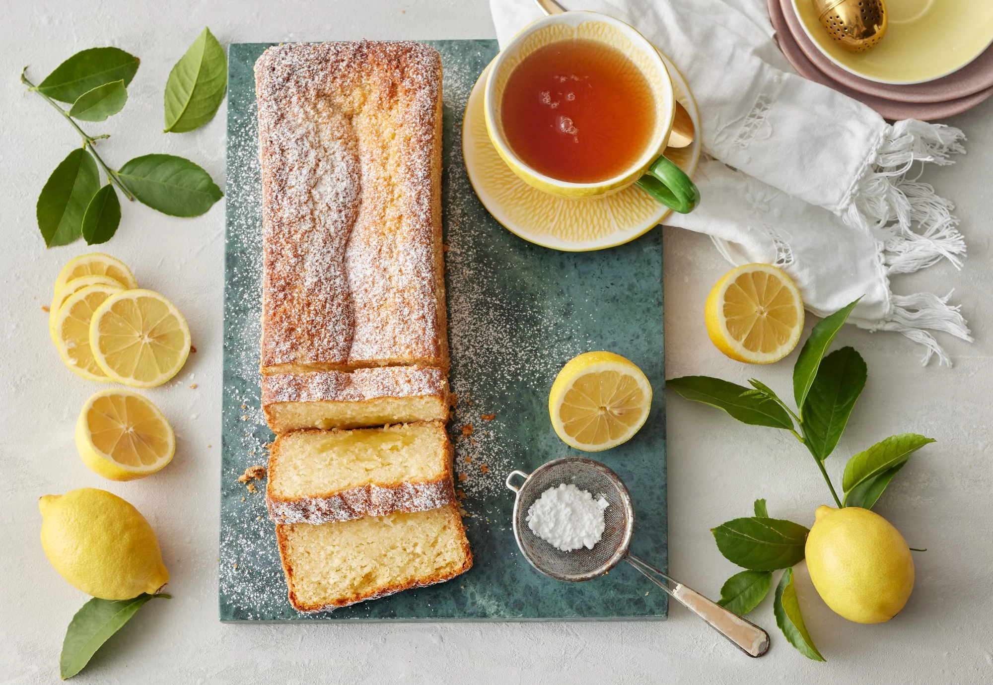 Citronkaka på uppläggningsfat dekorerad med citroner